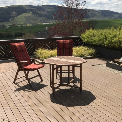 Terrasse mit Thermoholz