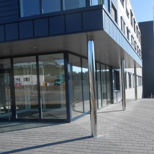 Anbau eines Empfangsgebäudes mit Eingangsüberdachung